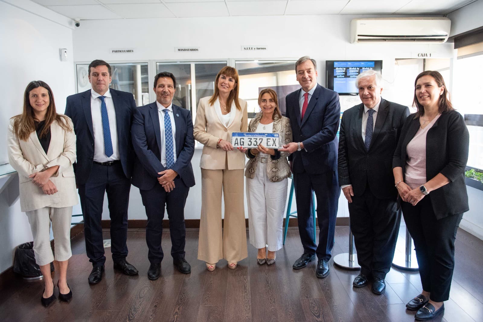 Acto de lanzamiento de la inscripción inicial digital: autoridades del Ministerio de Justicia y de la DNRPA con una patente.
