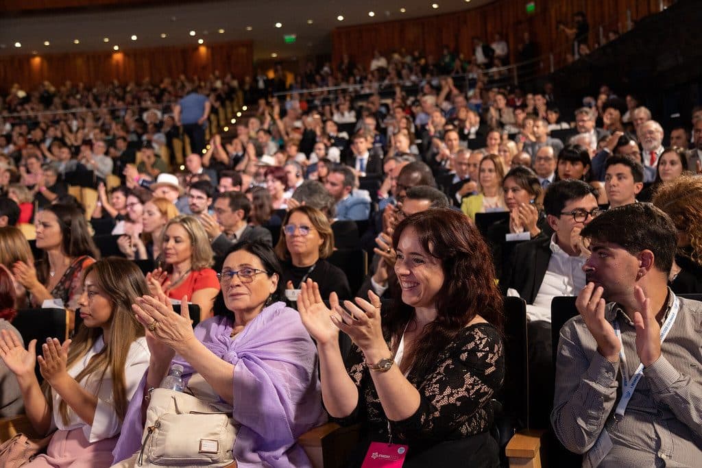 Un auditorio colmado aplaude durante una de las actividades del Foro.