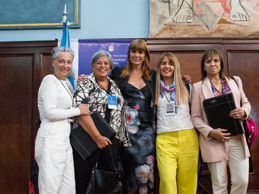 Un grupo de participantes posa frente al banner del congreso en la primera edición.