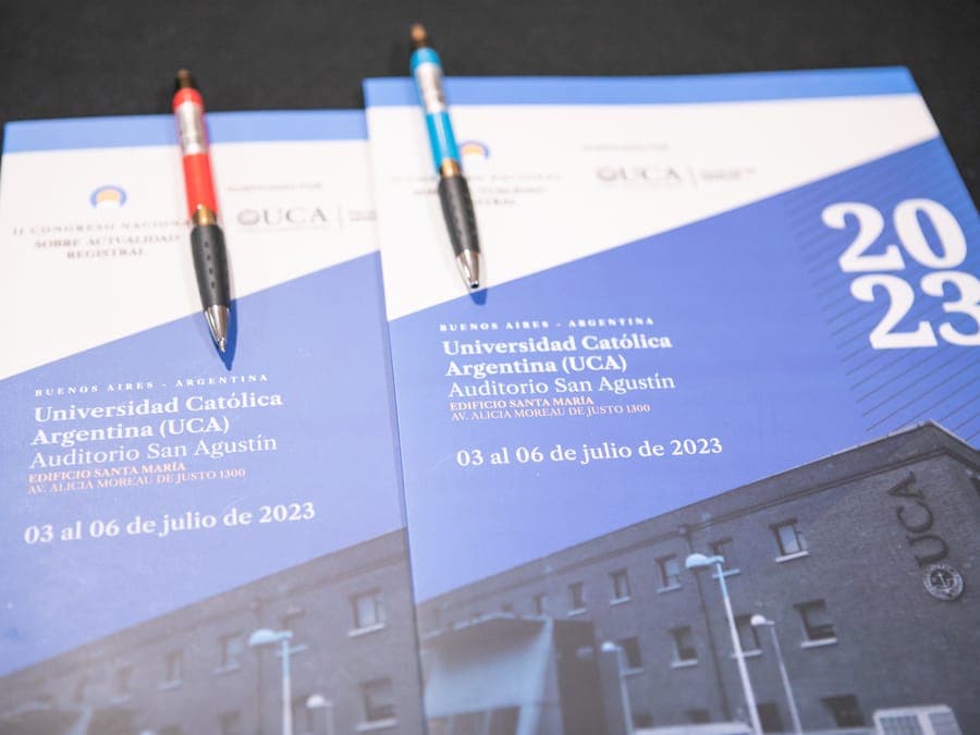 Programas impresos de la segunda edición, con la cartelería de 2023.